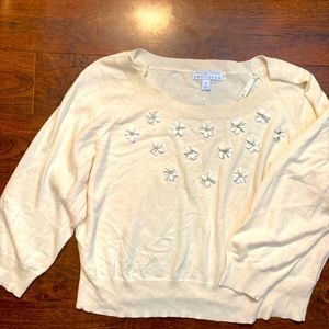Cream sweater with flower detail ☀️